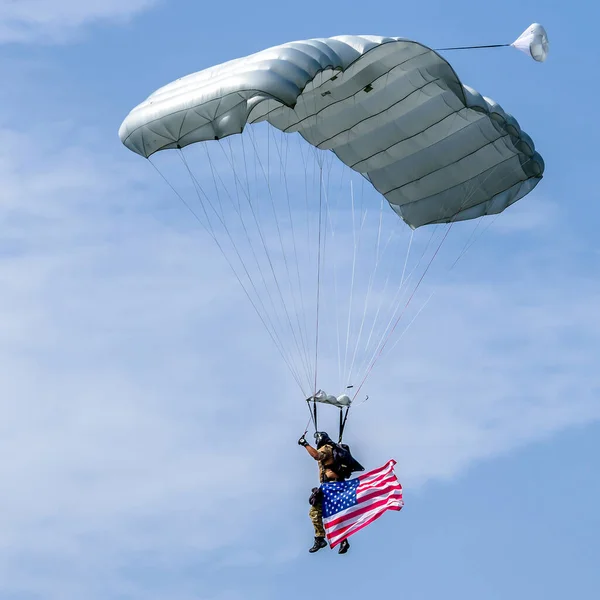 Sliac Slovacchia Agosto 2017 Paracadutista Dell Esercito Americano Con Bandiera — Foto Stock
