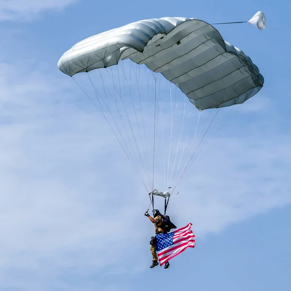 Sliac Slovakia 2017年8月27日 アメリカ陸軍のパラシューター アメリカ航空ショーSiaf 2017でアメリカ国旗を掲揚 — ストック写真