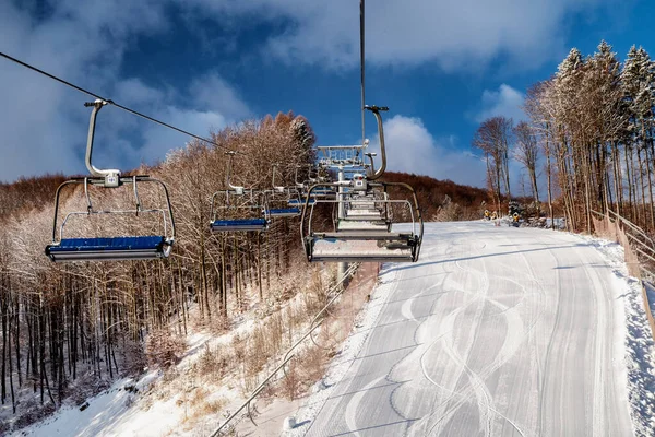 Valca Slovakia 2022年1月22日 冬季雪地山谷度假胜地滑雪车座椅上的空椅子 — 图库照片