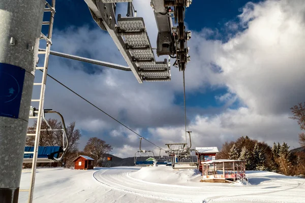 バルカ スロヴァキア 2022年1月22日 冬のリゾートスノーランドバルカでのスキーリフトチェアの空の椅子 — ストック写真