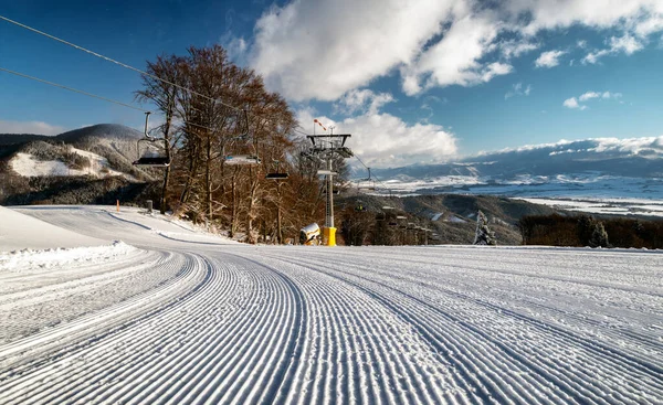 Valca Slovakia 2022年1月22日 冬のリゾート スノーランド バルカの背景に新しい圧雪のスキー場や新鮮な斜面 スキーリフトの椅子 — ストック写真