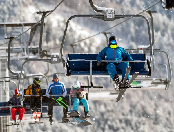 バルカ スロバキア 2022年1月22日 スキーリフトの椅子に座っているか 冬の季節にリゾートスノーランドバルカでチェアリフト — ストック写真