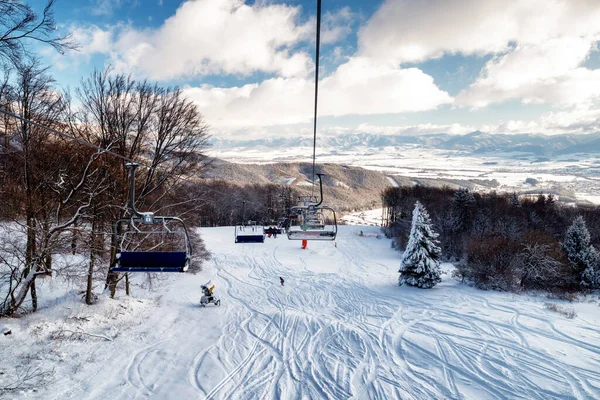 Valca Słowacja Styczeń 2022 Skierssitting Wyciągu Krzesełkowym Lub Krzesełkowym Ośrodku — Zdjęcie stockowe