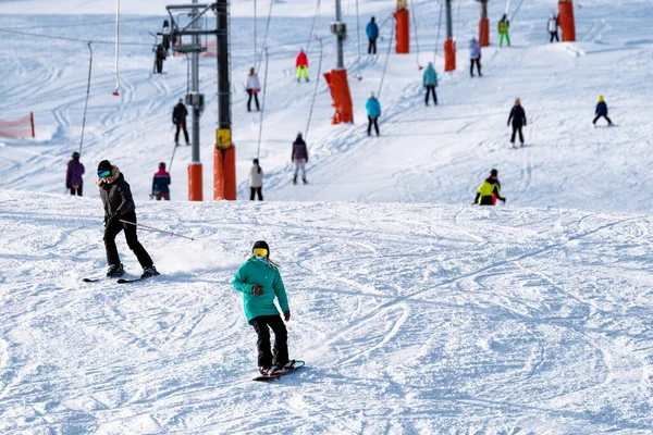 Valca Slovakia 2022年1月22日 冬のリゾートを背景に斜面やスキーリフトでスキー — ストック写真