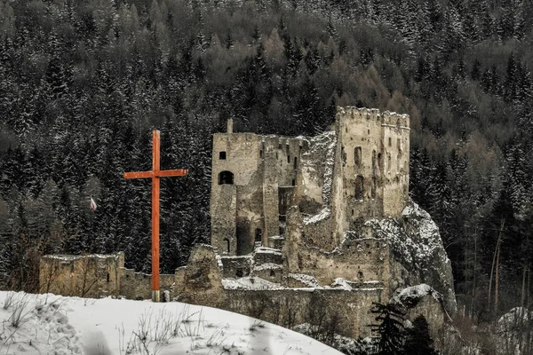 Σταυρός Και Ερείπια Του Μεσαιωνικού Κάστρου Likava Στη Σλοβακία — Φωτογραφία Αρχείου