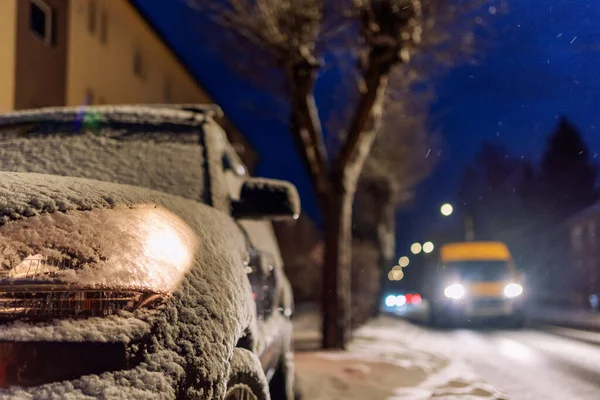 Carro Estacionado Com Luz Sobre Coberto Neve Noite — Fotografia de Stock