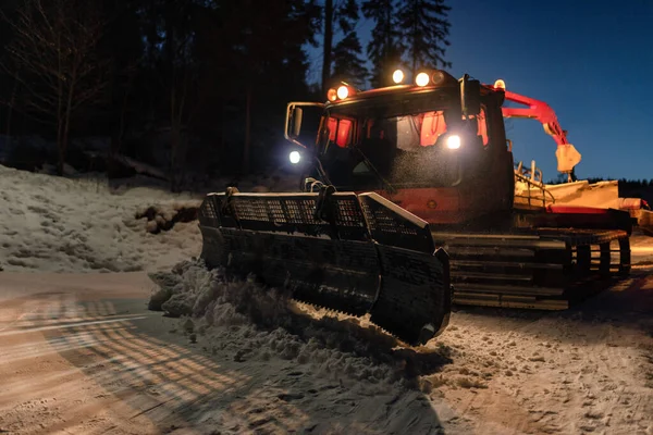 Sneeuwkattenratelmachine Die Sneeuw Maakt Het Skigebied Sneeuw Verzorgen Nachts — Stockfoto