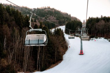 BANSKA STIAVNICA, SLOVAKIA - 27 Şubat 2022: Kış mevsiminde Salamandra tatil beldesinde kayak kaldırma koltukları.