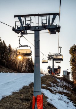 BANSKA STIAVNICA, SLOVAKIA - 27 Şubat 2022: Kış mevsiminde Salamandra tatil beldesinde kayak kaldırma sandalyesinin en üst istasyonu.