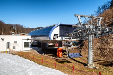 BANSKA STIAVNICA, SLOVAKIA - 27 Şubat 2022: Kış mevsiminde Salamandra tatil beldesinde kayak asansörünün alt istasyonu.