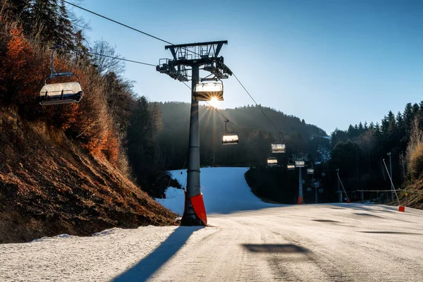 Banska Stiavnica Slovakia 2022年2月27日 冬季在萨拉曼德拉度假胜地的滑雪升降座椅上的椅子 — 图库照片