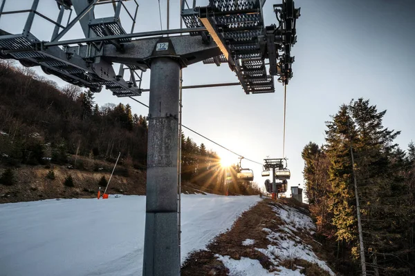 Banska Stiavnica Slovakia 2022年2月27日 冬季萨拉曼德拉度假胜地滑雪升降座椅顶座 — 图库照片