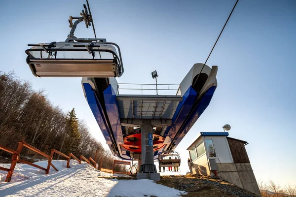 バンスカ スタヴィニカ スロバキア 2022年2月27日 冬のサラマンダリゾートのスキーリフトチェアのトップステーション — ストック写真