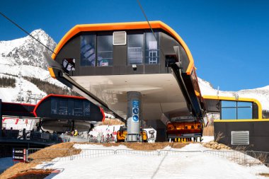TATRANSKA LOMNICA, SLOVAKIA - 12 Mart 2022: Slovakya 'nın yüksek Tatras dağlarındaki Tatranska Lomnica tatil beldesinde kayak kaldırma koltuğu