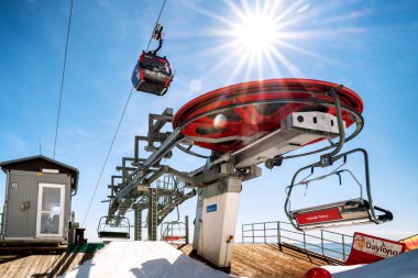 TATRANSKA LOMNICA, SLOVAKIA - 12 Mart 2022: Yüksek Tatras Dağları 'ndaki Tatranska Lomnica tatil beldesinde kayak kaldırma