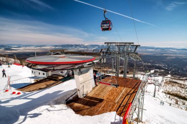 TATRANSKA LOMNICA, SLOVAKIA - 12 Mart 2022: Yüksek Tatras Dağları 'ndaki Tatranska Lomnica tatil beldesinde kayak kaldırma