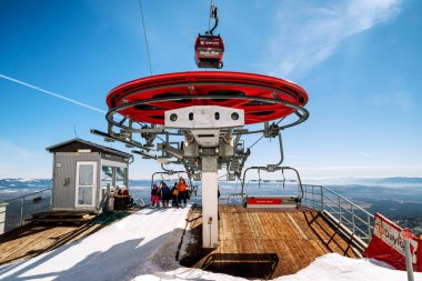 TATRANSKA LOMNICA, SLOVAKIA - 12 Mart 2022: Yüksek Tatras Dağları 'ndaki Tatranska Lomnica tatil beldesinde kayak kaldırma
