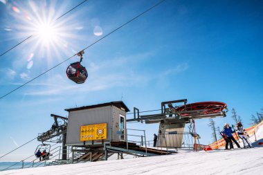 TATRANSKA LOMNICA, SLOVAKIA - 12 Mart 2022: Yüksek Tatras Dağları 'ndaki Tatranska Lomnica tatil beldesinde kayak kaldırma