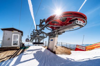 TATRANSKA LOMNICA, SLOVAKIA - 12 Mart 2022: Yüksek Tatras Dağları 'ndaki Tatranska Lomnica tatil beldesinde kayak kaldırma