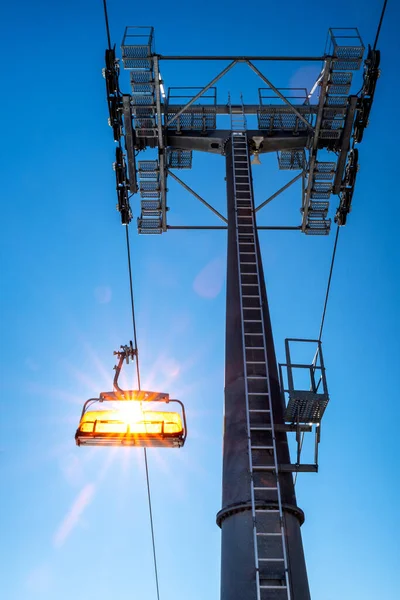 Empty Ski Lift Chair Cable Car Mast Blue Sky Background — Stock Photo, Image