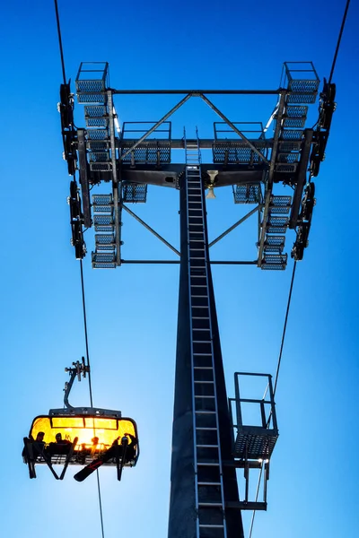 Skifahrer Sitzen Liftstuhl Und Mast Der Seilbahn — Stockfoto