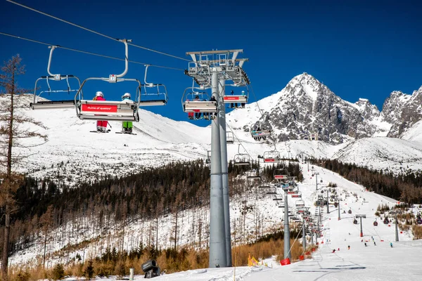 Tatranska Lomnica Slowakei März 2022 Skifahrer Sitzen Skiliftstühlen Skigebiet Tatranska — Stockfoto