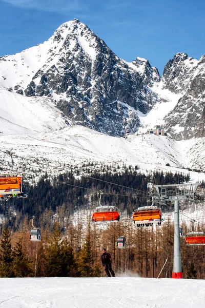 Tatranska Lomnica Slovakia 2022年3月12日 冬季大塔特拉山Tatranska Lomnica度假胜地的滑雪和滑雪者 — 图库照片