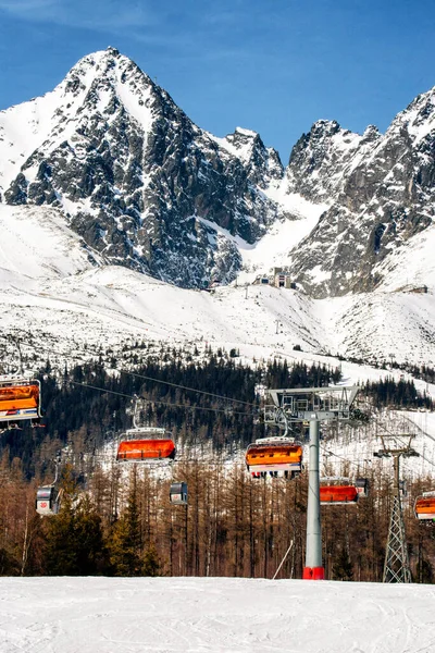 Tatranska Lomnica Slovakia 2022年3月12日 冬季在塔特拉山高地Tatranska Lomnica度假胜地的滑雪电梯 — 图库照片