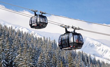 DEMANOVSKA DOLINA, SLOVAKIA - 17 Mart 2013: Gondola asansör Funitel in resort Jasna in Low Tatras dağları.