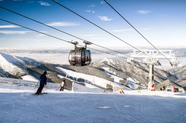 DEMANOVSKA DOLINA, SLOVAKIA - 7 Şubat 2016: Düşük Tatras dağlarındaki Jasna tatil beldesinde Gondola kaldırma Funitel