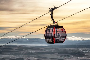 TATRANSKA LOMNICA, SLOVAKIA - 1 Şubat 2020: Tatras dağlarındaki Tatranska Lomnica tatil beldesinde Gondol asansörü.