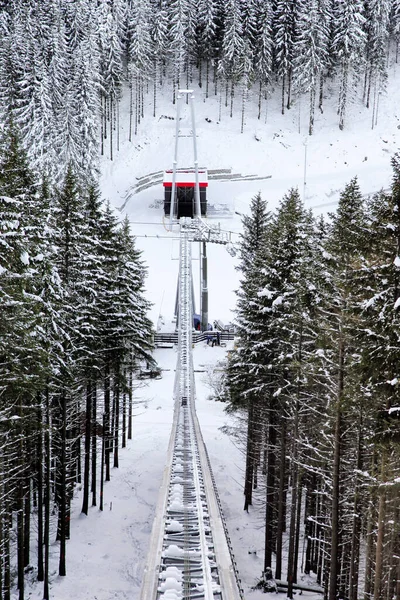 Demanovska Dolina Slovakia 2021年12月6日 ロータトラ山脈のリゾートジャスナのロープウェイの駅 — ストック写真