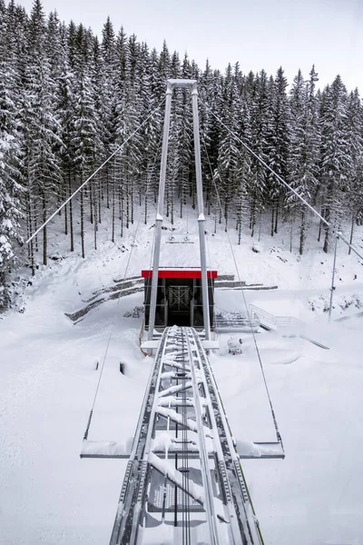 Demanovska Dolina Slovakia 2021年12月6日 ロータトラ山脈のリゾートジャスナのロープウェイの駅 — ストック写真