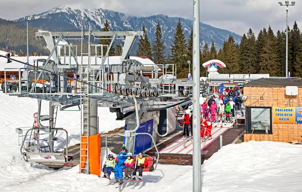 Demanovska Dolina Slovakia 2013年3月1日 ロータトラ山脈のリゾート ジャスナでのスキーリフト — ストック写真