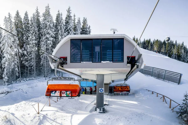 Demanovska Dolina Slovakia 2020年2月8日 ロータトラ山脈のリゾートヤスナのロープウェイ駅 — ストック写真