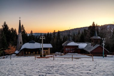 LITMANOVA, SLOVAKIA - 19 Mart 2022 'de Litmanova köyü yakınlarındaki Zvir Dağı' ndaki hac alanında kilise ve şapel.