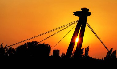 Bratislava, Slovakya 'daki SNP köprüsünün siluetinden gün ışığı ve renkli gün doğumu