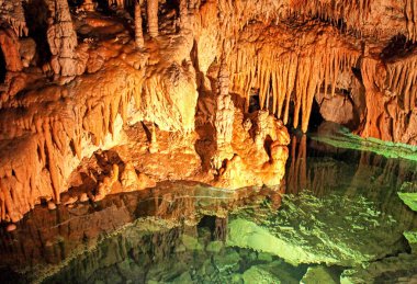 Slovakya 'daki Demanovska Özgürlük Mağarası denen mağarada renkli göller, sarkıtlar ve dikitler var..