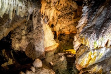 Slovakya 'nın yüksek Tatras dağlarındaki Belianska mağarasında göl ve sarkıtlar ve dikitler var.
