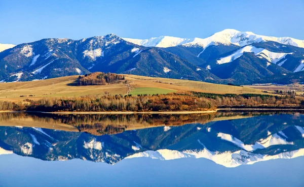 Reflexão Colinas Nevadas Superfície Água Lago Baixo Tatras Montanhas Barragem — Fotografia de Stock
