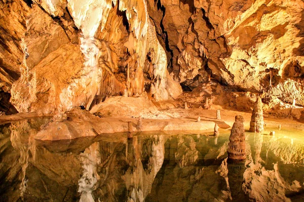 Colorido Lago Estalactitas Estalagmitas Cueva Belianska Las Montañas Tatras Eslovaquia —  Fotos de Stock