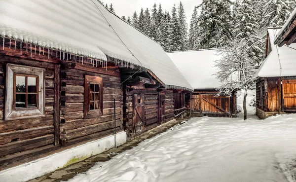 Dřevěná Venkovská Chata Zasněžené Vesnici Zimě Muzeum Pod Širým Nebem — Stock fotografie