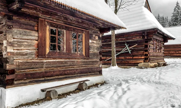 Cottage Rurale Legno Nel Villaggio Innevato Inverno Museo All Aperto — Foto Stock