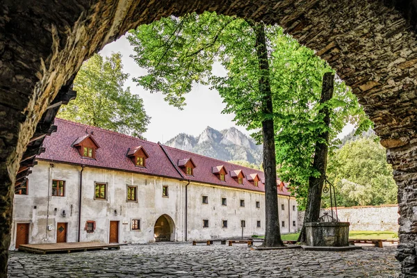 Dwór Starym Średniowiecznym Klasztorze Cerveny Klastor Słowacji — Zdjęcie stockowe