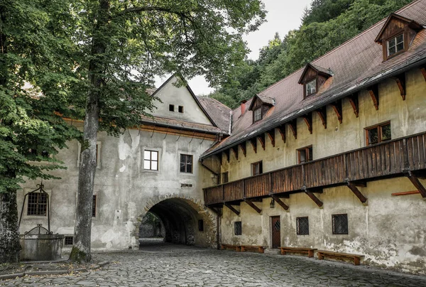 Corte Antiguo Monasterio Medieval Cerveny Klastor Eslovaquia —  Fotos de Stock