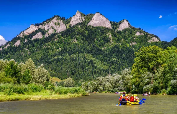 CERVENY KLASTOR, SLOVAKIA - 10 Ağustos 2016: Slovak 'taki Dunajec nehri üzerinde kano gezileri - Polonya sınırı