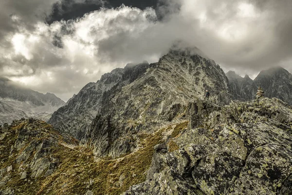 Πεζοπόρος Στέκεται Στο Λόφο Και Κοιτάζει Στα Βουνά Πεζοπορία Όρη — Φωτογραφία Αρχείου