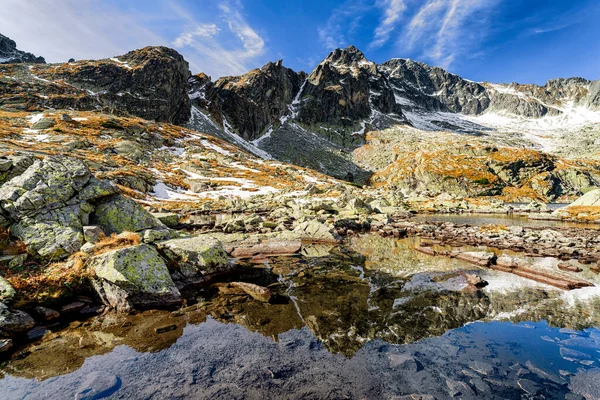Riflessione Delle Cime Sul Lago Montagna Neve Autunno Alti Tatra — Foto Stock