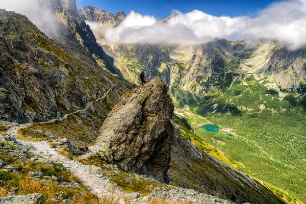 Turista Stojí Kopci Dívá Hory Turistika Vysokých Tatrách Slovensku — Stock fotografie