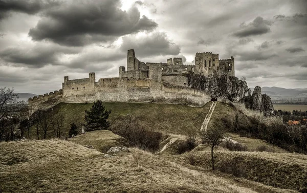 Nubes Oscuras Sobre Castillo Beckov Eslovaquia — Foto de Stock